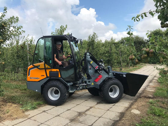 Machinist verplaatst geleverde bouwmaterialen met wiellader