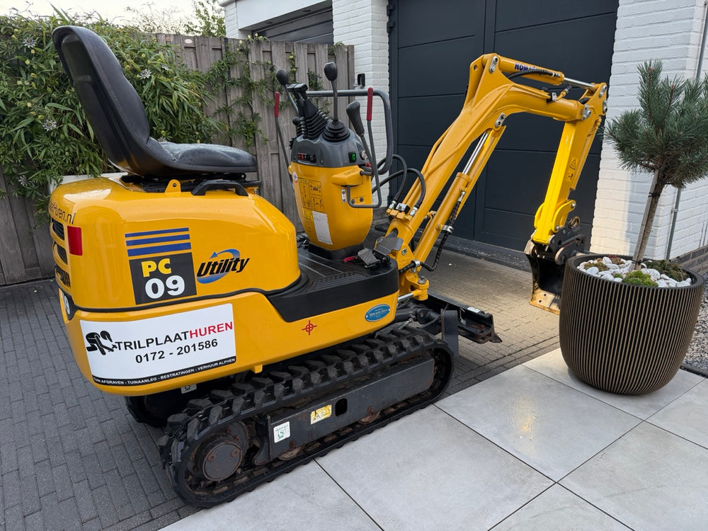 Tuin laten afgraven in Alphen aan den Rijn met mini-graafmachine en machinist