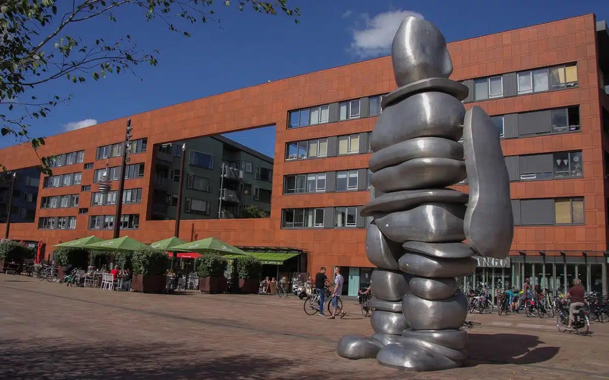 Mini-graafmachine 79 cm breed aan het werk in een tuin in Hoofddorp