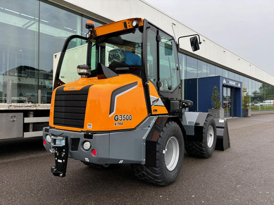 Compacte 2,7 ton shovel in actie op kleinere bouwlocatie