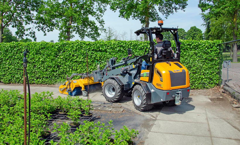 Ervaren machinist bestuurt compacte shovel voor grondverplaatsing