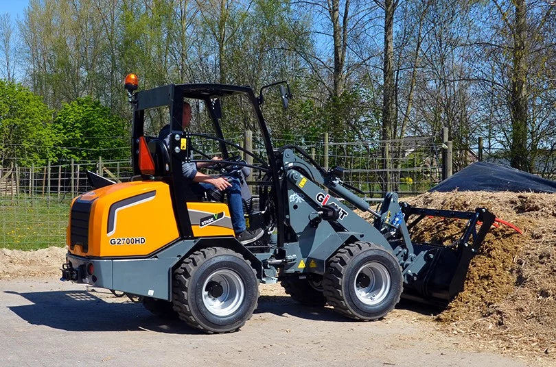 Shovel met bak vol zand tijdens laden en lossen werkzaamheden