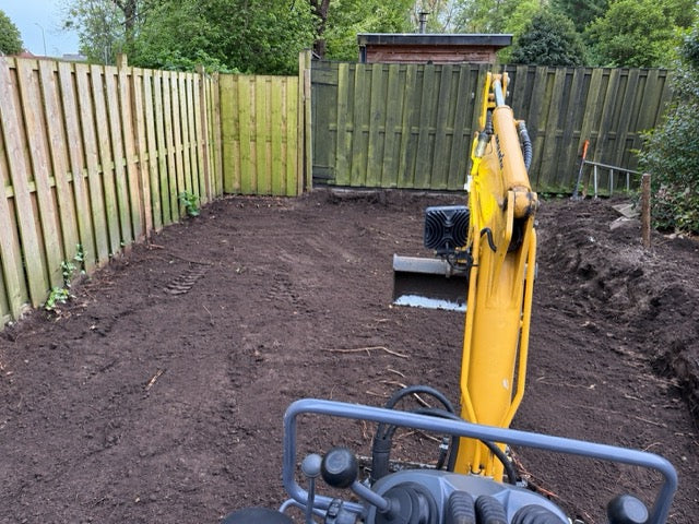 Tuin laten afgraven in Den Haag met mini-graafmachine en machinist