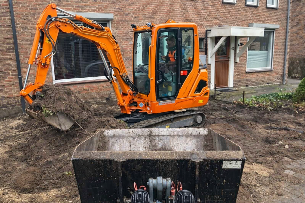 Eigen mini-graafmachine van Trilplaathuren.nl bij het afgraven van een voortuin