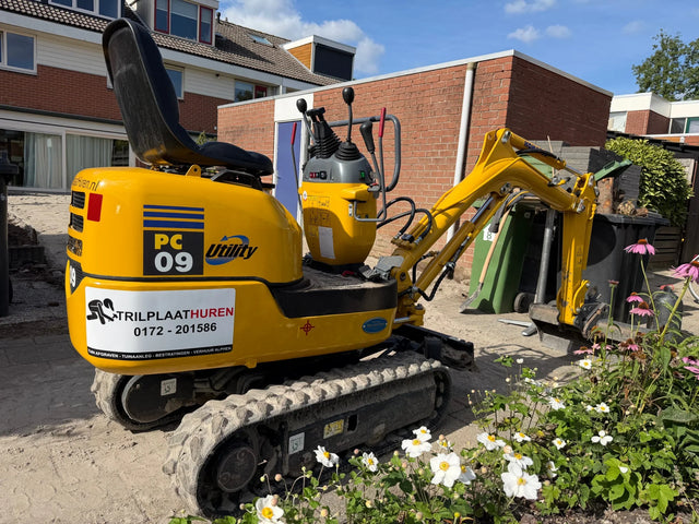 Mini-graafmachine bezig met tuin uitgraven in Alphen aan den Rijn